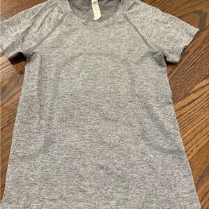 Lululemon Athletica Heathered Gray Short Sleeve Tee